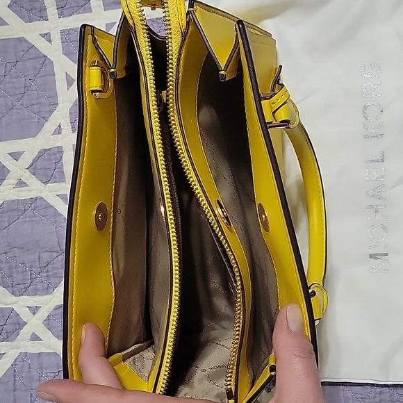 Michael Kors Handbag with belt - Picture 2 of 4